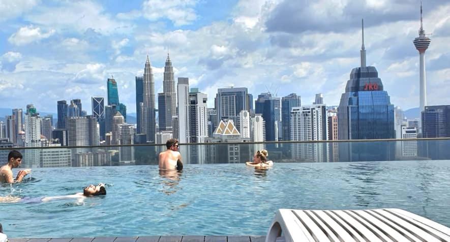 Regalia Suites Klcc View Rooftop Infinity Pool By Angkasa Homes 吉隆坡 外观 照片