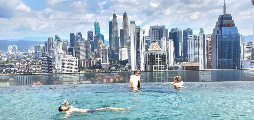 Regalia Suites Klcc View Rooftop Infinity Pool By Angkasa Homes 吉隆坡 外观 照片